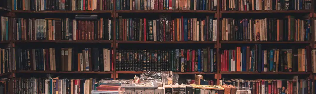 Biblioteca jurídica con estantes de libros de derecho en AbogadoSocios.com